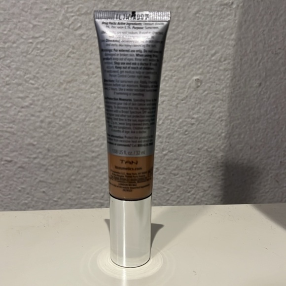 It Cosmetics anti aging CC+ Foundation SSPF 50 Tan color - Picture 2 of 4